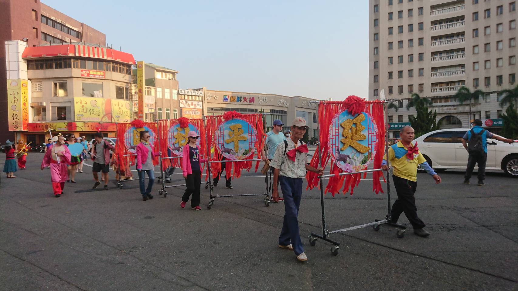 大手牽小手鬥陣去迺街