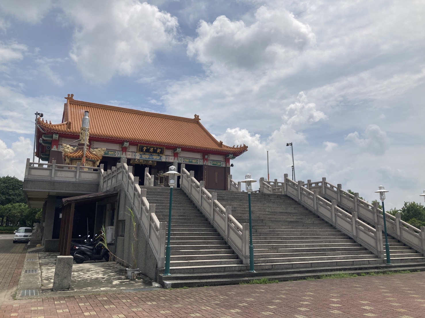 3.新港社地方文化館二樓為新港堂，合祀過去臺南園區及樹谷園區內的有應公，堂中祭祀主神為鎮港元帥。（傅彥儒拍攝）