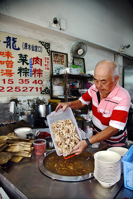 海龍肉粽-老闆備料